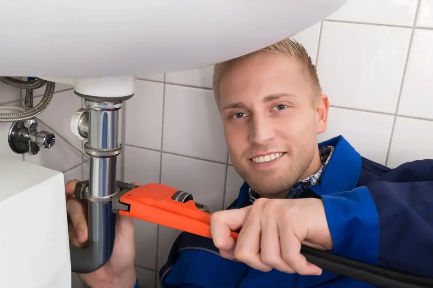 Plombier nettoyant un siphon bouché à Villejuif